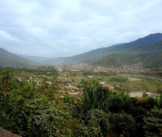 ボリビア・ユンガス地方の山間に広がる農村の俯瞰