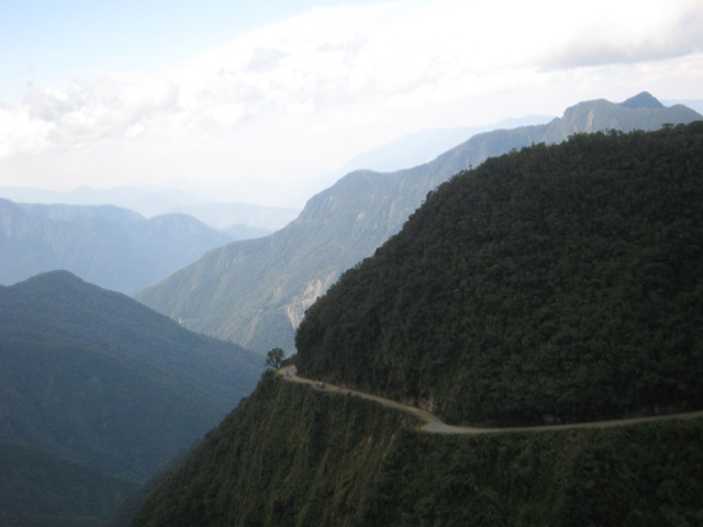 ボリビア・ユンガス街道（死の道）の険しい山岳路