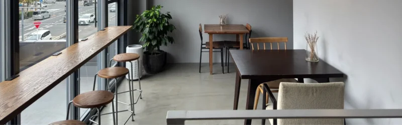 大きな窓から自然光が差し込むUCHIDA COFFEEの明るい店内とカウンター席