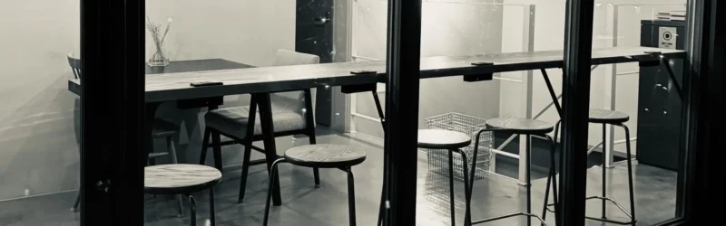 落ち着いた雰囲気が漂う夜のUCHIDA COFFEEの窓際カウンター席