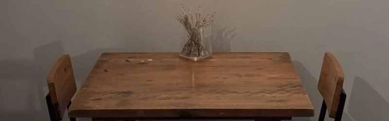 UCHIDA COFFEEの店内に配置された温かみのある木製のテーブルと椅子