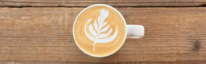 UCHIDA COFFEEの木製テーブルに置かれた美しい模様のホットラテアート