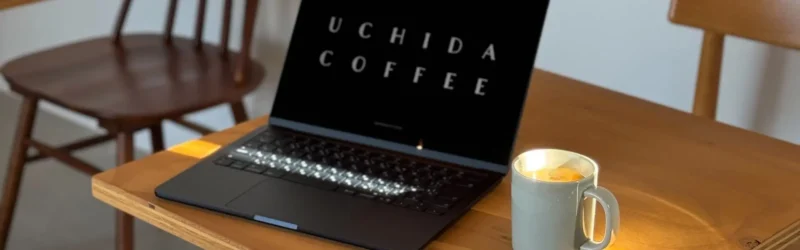 UCHIDA COFFEEの店内でノートパソコンを開いてくつろぐカフェワーク風景